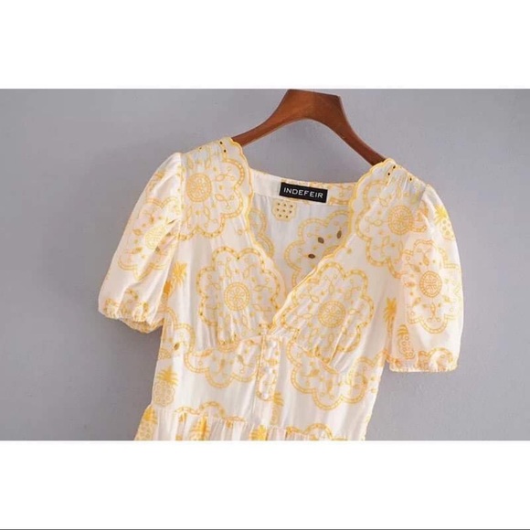 Eyelet Floral - Picture 4 of 5